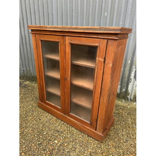 128 - A glazed mahogany two door bookcase 92x33x100