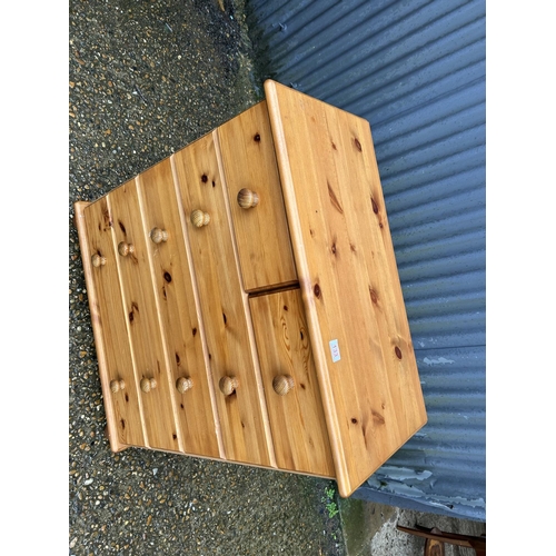 133 - A pine chest of drawers 78x40x90
