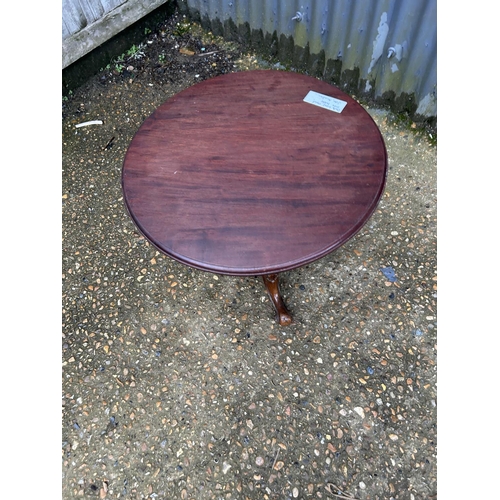 161 - A Victorian mahogany circular occasional table with telescopic top