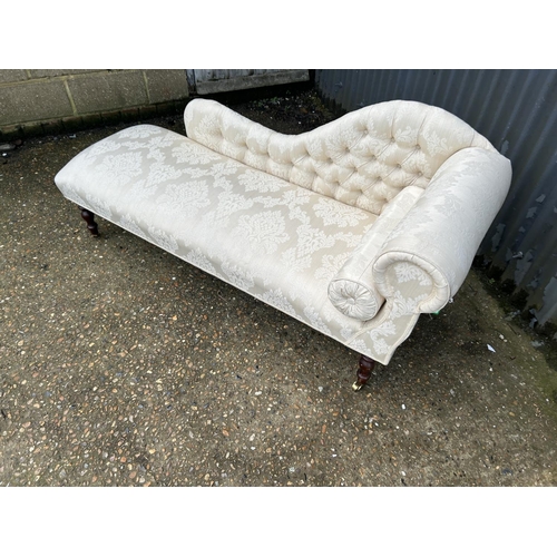 162 - A beige pattern buttoned chaise seat. 150 cm long
