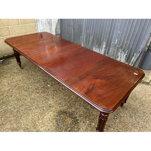 200 - Victorian style mahogany extending dining table with three leaves, extended size 248 x 102 x 73 cms,... 