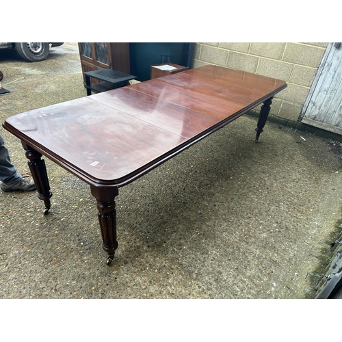 200 - Victorian style mahogany extending dining table with three leaves, extended size 248 x 102 x 73 cms,... 