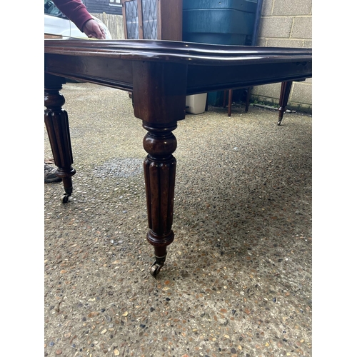 200 - Victorian style mahogany extending dining table with three leaves, extended size 248 x 102 x 73 cms,... 