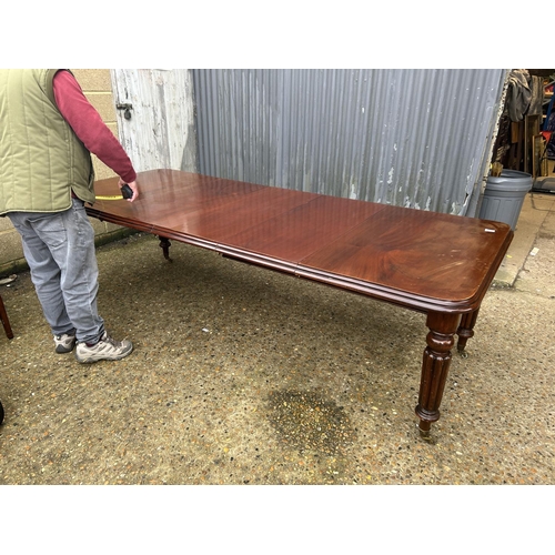 200 - Victorian style mahogany extending dining table with three leaves, extended size 248 x 102 x 73 cms,... 