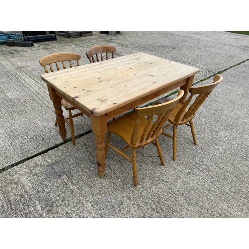 262 - A pine kitchen table and four chairs 137x87