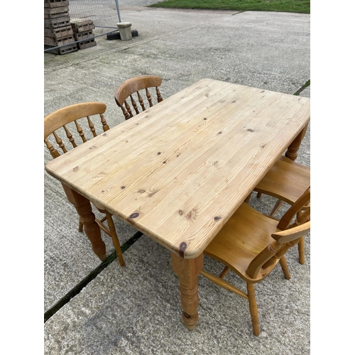 262 - A pine kitchen table and four chairs 137x87