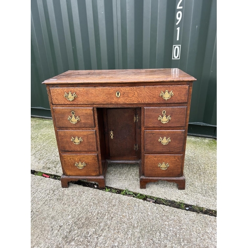 269 - An early oak kneehole desk 85 x44x 77