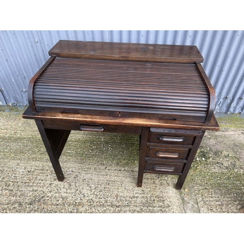 31 - An oak roll top desk 100x80x 90