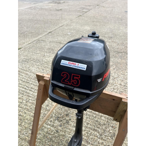 33 - A Suzuki 2.5 outboard motor with stand
