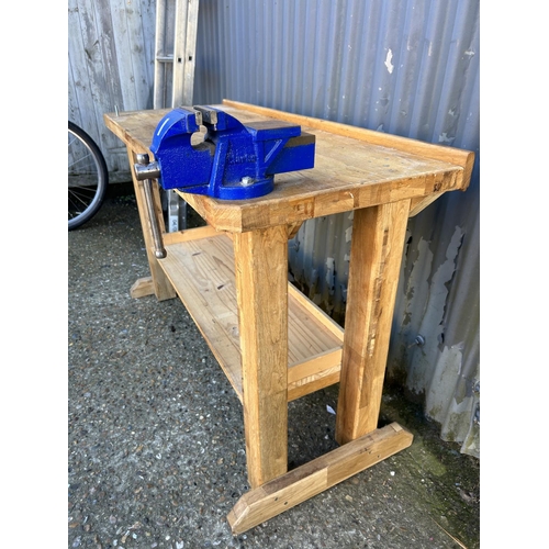 384 - Workbench with Clarke vice  116x46x 70