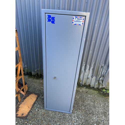 393 - A gun safe with 2 keys 40x34x132