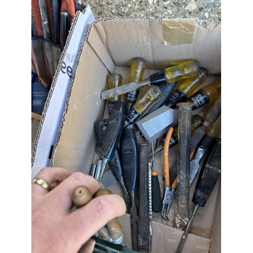 400 - A box of chisels, drill vice and a box of small files