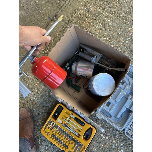 400h - Box of sprayers, scalpel set and tool kit