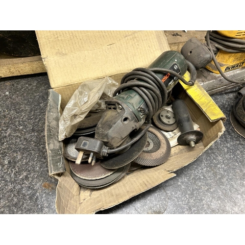 417 - A Bosch grinder with discs together with a Bosch palm sander and two Dewalt palm sanders (4)