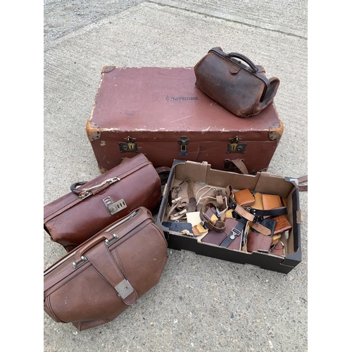 562 - Trunk, leather cases, purses, wallets and belts (4)