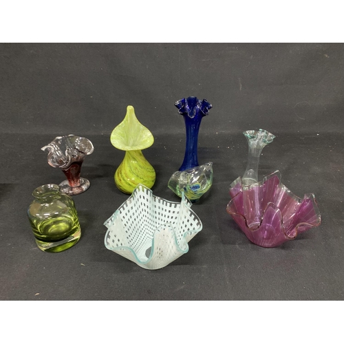 996 - 8 pieces of coloured decorative glass vases