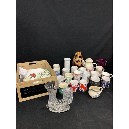 1043 - Mugs, table linen and glassware (2)