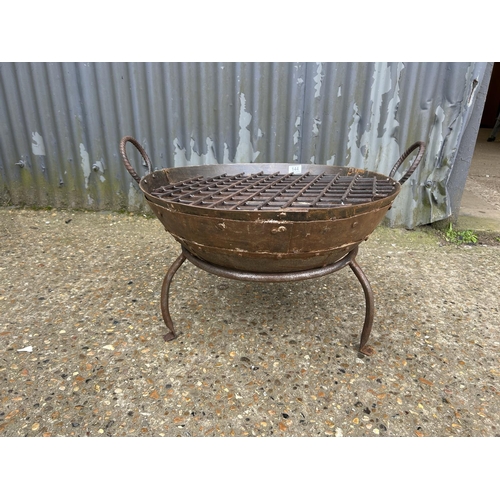 144 - A circular iron fire pit/ BBQ