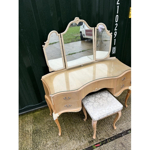 251 - A French style kneehole dressing table with five drawers