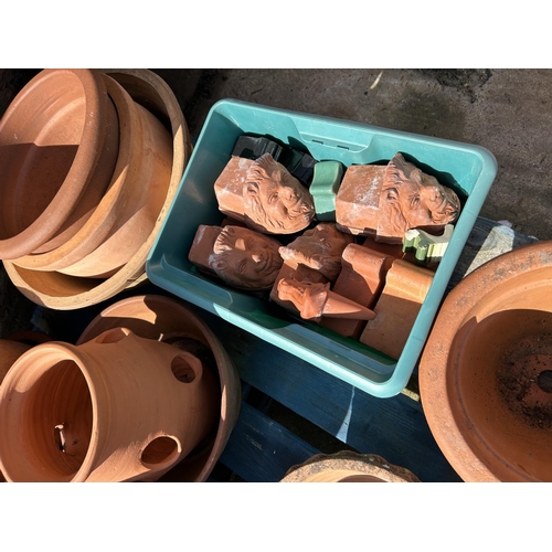 318 - A collection of 15 terracotta garden pots inc strawberry pot together with a tub of feet