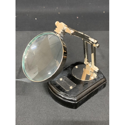 485 - Table magnifier