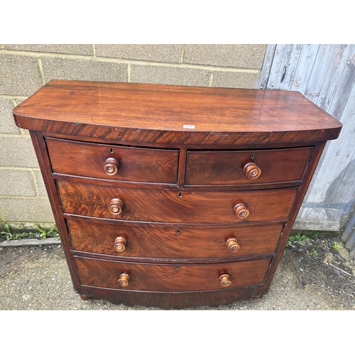 131 - A Victorian chest of five drawers 119x 51x 120