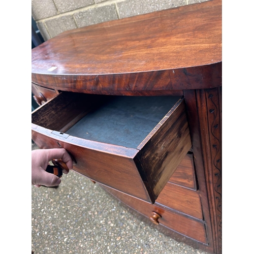 131 - A Victorian chest of five drawers 119x 51x 120