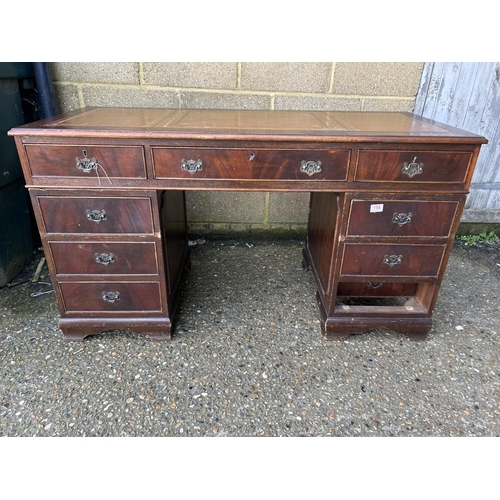 158 - A repro pedestal desk with brown leather top AF 138x60x77