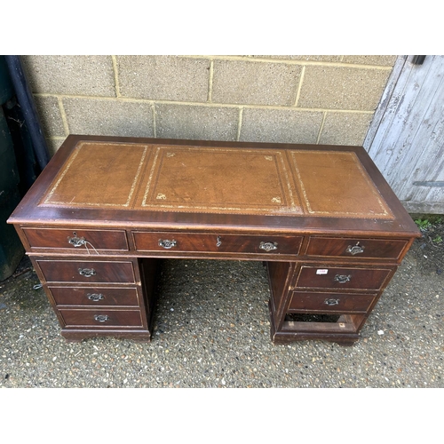 158 - A repro pedestal desk with brown leather top AF 138x60x77