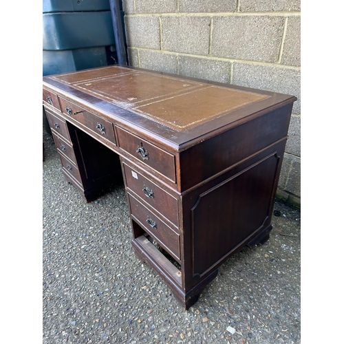 158 - A repro pedestal desk with brown leather top AF 138x60x77