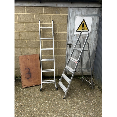 56 - Step ladder, folding ladder and paste table