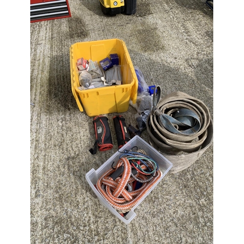 450 - Tub of screws and fixings, ropes and straps (3)