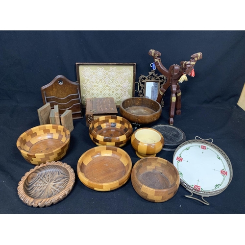 513 - Collection of wooden ware and tray (3)