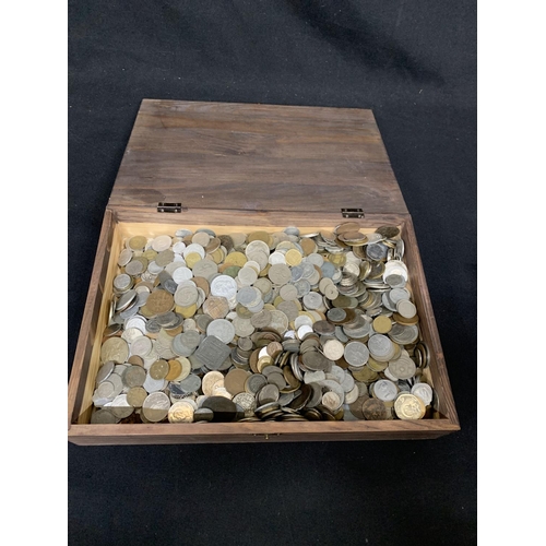 781 - Box of assorted coins, weight 10 kilos  gross