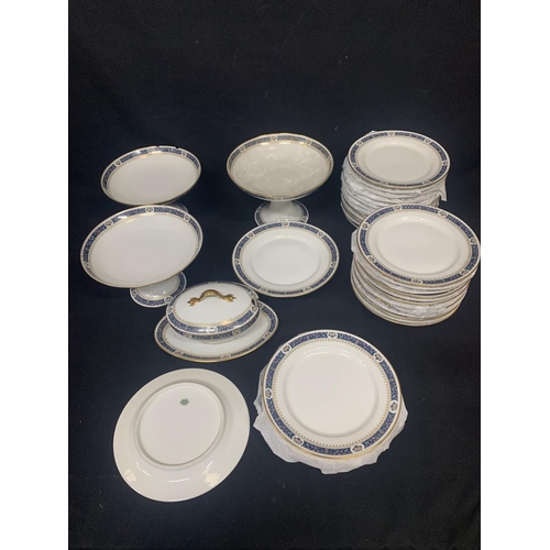 821 - Limoges Paris blue patterned dessert service, 30 plates, 4 comports and sauce tureen  (2)