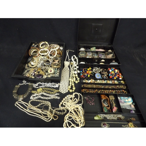 989 - Costume Jewellery and specimen stones and specimen stone jewellery (2)