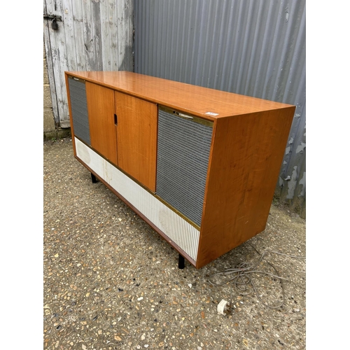 137 - A vintage DECA teak cased radiogram 136x46 x77