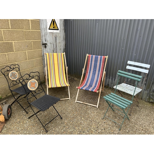 171 - Two deck chairs and four assorted folding chairs