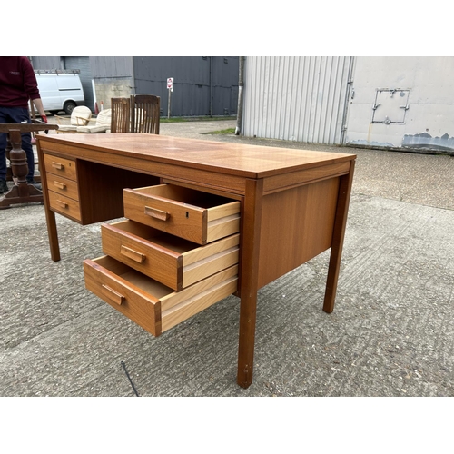 24 - A mid century teak kneehole desk labelled MADE IN NORWAY 150x77x74