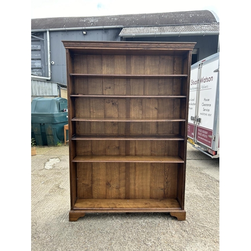 252 - A large reproduction oak open fromted bookcase with adjustable shelves 160x31x244