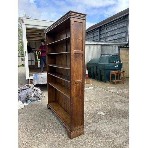 252 - A large reproduction oak open fromted bookcase with adjustable shelves 160x31x244