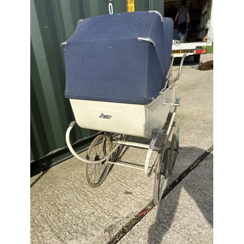 300 - A vintage LEEWAY pram