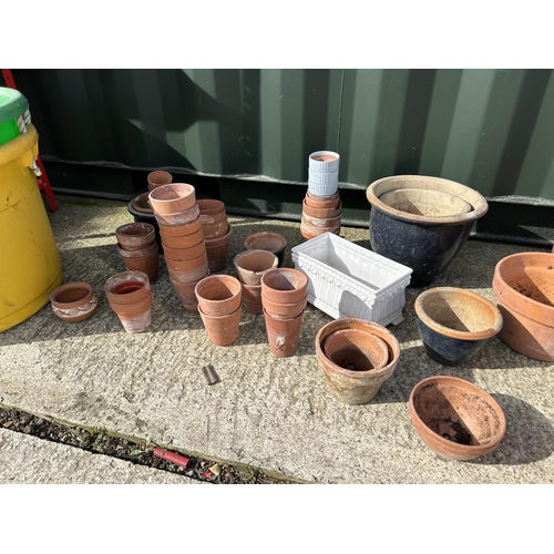 309 - A collection of small size terracotta pots, small cauldron and two plastic garden tubs