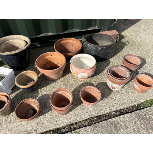 309 - A collection of small size terracotta pots, small cauldron and two plastic garden tubs