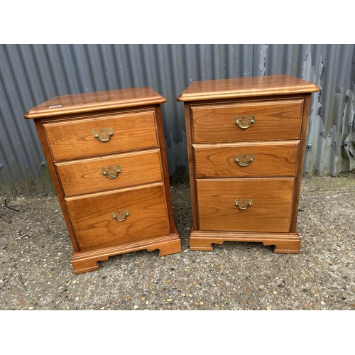 79 - A pair of good quality modern bedside chests of three drawers 48x47x69