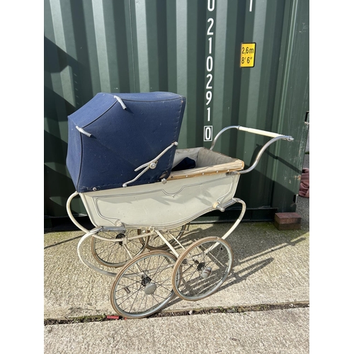 198F - A vintage LEEWAY pram