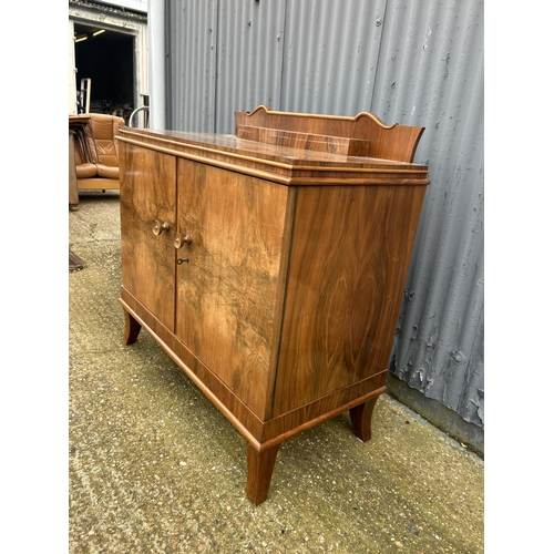 12 - A walnut sideboard 111x65x100