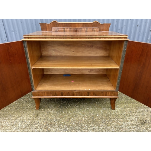 12 - A walnut sideboard 111x65x100