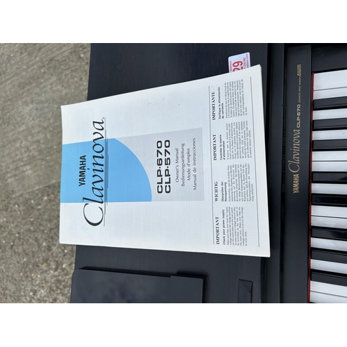 129 - A YAMAHA CLP 670 electric piano / keyboard