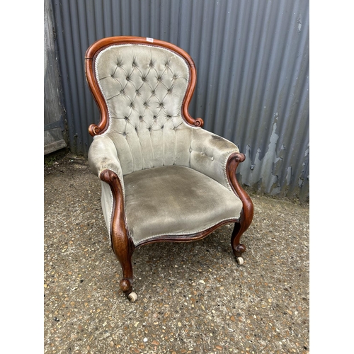 138 - A Victorian mahogany spoon back chair